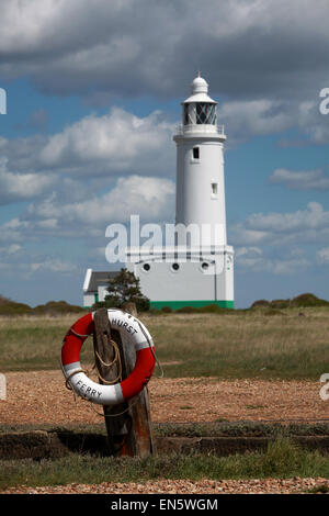 Hurst Hurst avec anneau de vie de Ferry Point Lighthouse dans le contexte à Hurst Spit Keyhaven, New Forest, Hampshire, Royaume-Uni Banque D'Images