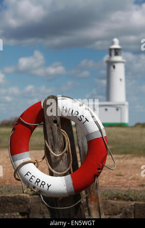 Hurst Hurst avec anneau de vie de Ferry Point Lighthouse dans le contexte à Hurst Spit Keyhaven, New Forest, Hampshire, Royaume-Uni Banque D'Images