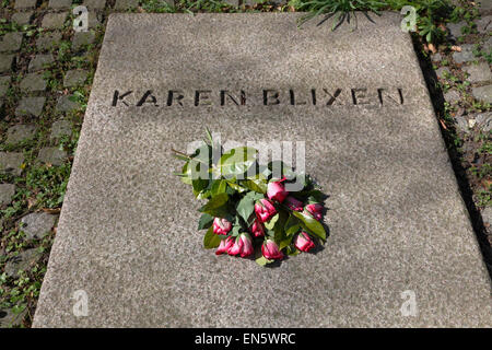 La tombe de Karen Blixen avec des roses rouges sur une journée de printemps ensoleillée à Rungstedlund le lendemain de son 130e anniversaire. Banque D'Images