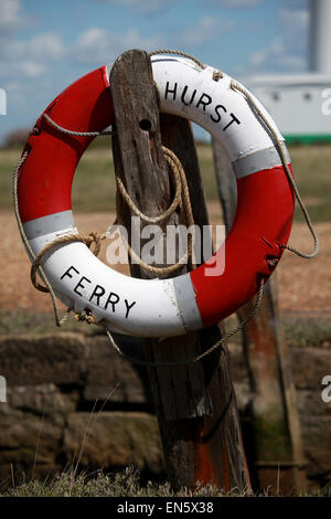 Hurst Hurst avec anneau de vie de Ferry Point Lighthouse dans le contexte à Hurst Spit Keyhaven, New Forest, Hampshire, Royaume-Uni Banque D'Images