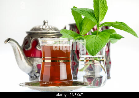 Thé à la menthe traditionnel arabe - verre Banque D'Images