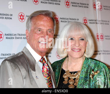 Amis américains de Magen David Adom's Red Star Ball au Beverly Hilton - Arrivées avec : Pat Boone,Shirley Boone Où : Los Angeles, California, United States Quand : 23 Oct 2014 Banque D'Images