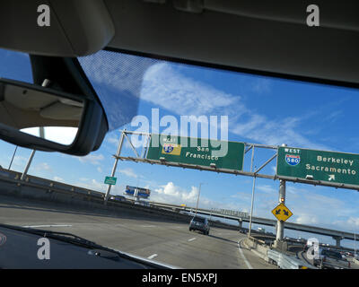 Point de vue de la voiture de l'Interstate 80 West San Francisco et de l'autoroute Interstate 580 West signe pour Sacramento Berkeley California USA Junction Banque D'Images