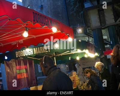 Produire cale au Borough Market lit up at Dusk Southwark London Banque D'Images