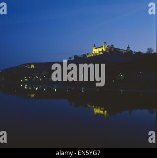 Deutschland, Bayern, Würzburg, Die Festung Marienberg à Würzburg bei nacht Banque D'Images