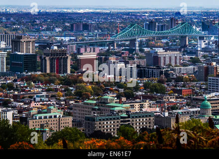 Vue aérienne de la ville et pont Jacques Cartier sur le fleuve Saint-Laurent à Montréal, Québec, Canada Banque D'Images