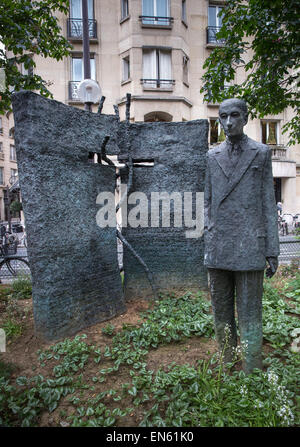 1988 sculpture en bronze de François Charles Mauriac par Haïm Kern à Place Alphonse Deville à Paris, France Banque D'Images