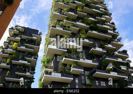 Milan. Apr 28, 2015. Photo prise le 28 avril 2015 montre deux éco-appartement à Milan, Italie. L'Expo de Milan avec le thème "Nourrir la planète, Énergie pour la vie sera ouverte le 1er mai et jusqu'au 31 octobre dernier. © Ye Pingfan/Xinhua/Alamy Live News Banque D'Images