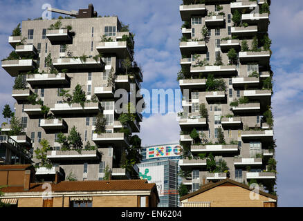 Milan. Apr 28, 2015. Photo prise le 28 avril 2015 montre deux éco-appartement à Milan, Italie. L'Expo de Milan avec le thème "Nourrir la planète, Énergie pour la vie sera ouverte le 1er mai et jusqu'au 31 octobre dernier. © Ye Pingfan/Xinhua/Alamy Live News Banque D'Images