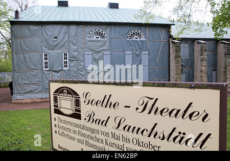 Bad Lauchstaedt, Allemagne. Apr 28, 2015. Presque entièrement recouverte d'une bâche est le théâtre de Goethe à Bad Lauchstaedt, Allemagne, 28 avril 2015. La salle qui n'était conçu et ouvert par Johann Wolfgang von Goethe il y a plus de 200 ans a besoin de réaménagement. L'armature est affectée par de fortes infestations de ravageurs y compris la pourriture humide et fungis Serpula lacrymans fungis. La rénovation de la salle est de commencer à partir de mai, au cours de l'exécution industrie du cinéma. Photo : Jan Woitas/dpa/Alamy Live News Banque D'Images