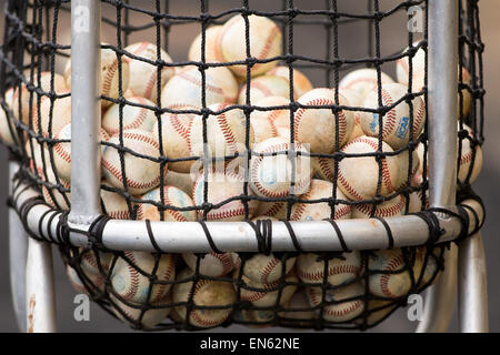 Rouge, Louisiane, USA. Apr 28, 2015. Panier de balles pendant le jeu entre LSU et Alcorn State à Alex fort Stadium à Baton Rouge, LA. Credit : csm/Alamy Live News Banque D'Images