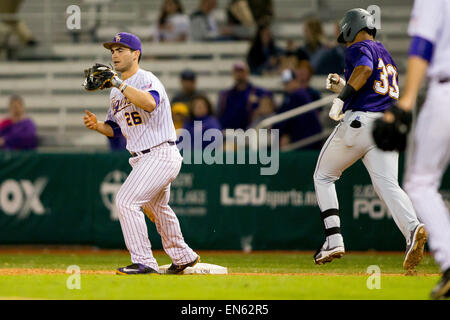 Rouge, Louisiane, USA. Apr 28, 2015. LSU Tigers catcher Chris Chinea (26) pendant le jeu entre LSU et Alcorn State à Alex fort Stadium à Baton Rouge, LA. Credit : csm/Alamy Live News Banque D'Images