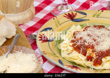 Les pâtes italiennes dîner servi avec sauce Marinara, parmesan, plus de nouilles papillon accompagné d'un verre de vin Chianti un Banque D'Images