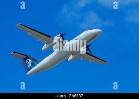 Air New Zealand Dash 8 décollant de l'Aéroport International de Wellington, Wellington, Île du Nord, Nouvelle-Zélande Banque D'Images