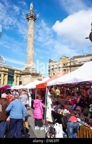 Marché de rue avec Grey's Monument situé sur l'arrière-plan London UK Banque D'Images