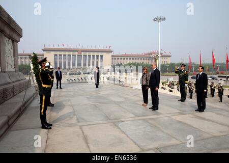 Beijing, Chine. Apr 29, 2015. Le Premier ministre algérien Abdelmalek Sellal présente une couronne au monument aux héros du peuple à la place Tienanmen à Pékin, capitale de la Chine, le 29 avril 2015. Credit : Ding Lin/Xinhua/Alamy Live News Banque D'Images