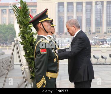 Beijing, Chine. Apr 29, 2015. Le Premier ministre algérien Abdelmalek Sellal (R) présente une couronne au monument aux héros du peuple à la place Tienanmen à Pékin, capitale de la Chine, le 29 avril 2015. Credit : Ding Lin/Xinhua/Alamy Live News Banque D'Images