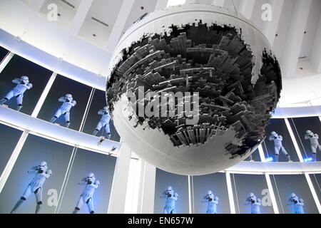 Tokyo, Japon. Apr 28, 2015. Une grande maquette de l'Étoile de la mort II sur l'affichage lors de l'exposition Star Wars à la vision de la ville de Tokyo Vue Ciel Galerie dans Roppongi Hills le 28 avril 2015, Tokyo, Japon. L'exposition est divisée en six zones thématiques (d'origine, Force, Bataille, Saga, Galaxy et Droid) situé dans différentes salles, et les visiteurs peuvent voir les modèles de la bataille des vaisseaux spatiaux, des statues grandeur nature des personnages principaux et les armes Jedi des films. Credit : AFLO Co.,Ltd/Alamy Live News Banque D'Images