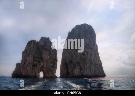 Faraglioni, Capri, Naples, Campanie, Italie Banque D'Images