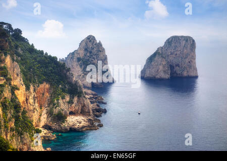 Faraglioni, Capri, Naples, Campanie, Italie Banque D'Images