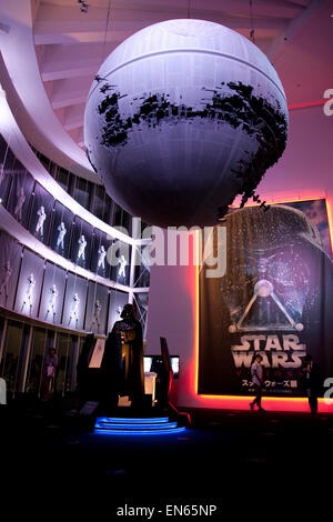 Tokyo, Japon. Apr 28, 2015. Une statue grandeur nature de Dark Vador sur l'affichage à l'entrée de l'exposition Star Wars à la vision de la ville de Tokyo Vue Ciel Galerie dans Roppongi Hills le 28 avril 2015, Tokyo, Japon. L'exposition est divisée en six zones thématiques (d'origine, Force, Bataille, Saga, Galaxy et Droid) situé dans différentes salles, et les visiteurs peuvent voir les modèles de la bataille des vaisseaux spatiaux, des statues grandeur nature des personnages principaux et les armes Jedi des films. Credit : AFLO Co.,Ltd/Alamy Live News Banque D'Images