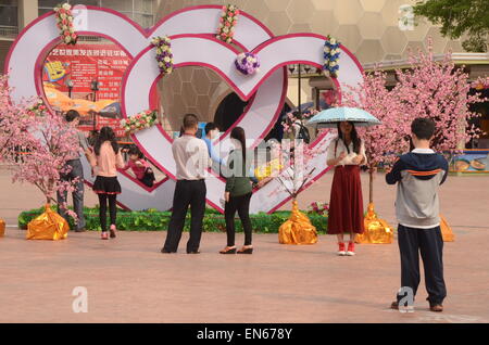 Selfies China - Spring Blossom - Romantic Heart China (New South China Mall - le plus grand centre commercial du monde) Banque D'Images