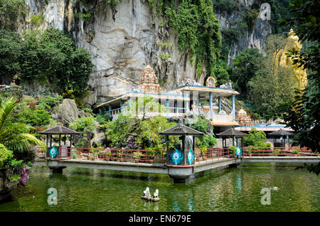 De l'extérieur d'un temple hindou dans la nature, entre un étang et une falaise, avec cave derrière. L'hindouisme, religion, édifice religieux, temples, sanctuaire hindou Banque D'Images