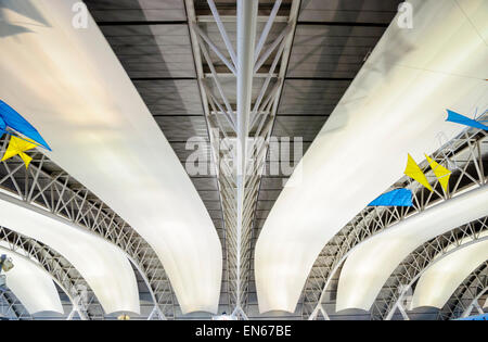 L'intérieurapt plafond incurvé / toit de l'Aéroport International de Kansai, près d'Osaka, au Japon. L'architecture moderne japonaise ; architecture contemporaine ; postmodernité Banque D'Images