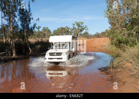 4x4 camping traverser un ruisseau, Mitchell Plateau, Kimberley, Australie occidentale Banque D'Images