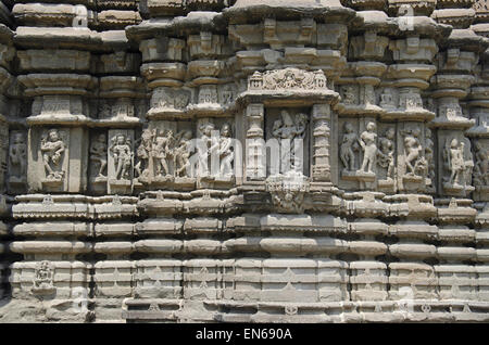 Sculptures sur les murs du Seigneur Shiva Mandir, Zodge, village près de Malegaon, Maharashtra, Inde Banque D'Images