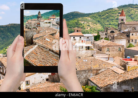 Travel Concept - office prend photo de toits de tuiles anciennes et de la tour de Sant Antonio church en Castiglione di Sicilia sur table Banque D'Images