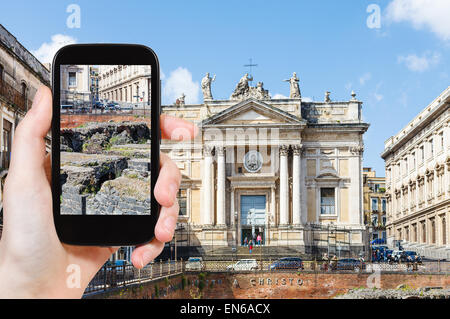 Travel Concept - office prend photo de l'ancien amphithéâtre romain (Anfiteatro Romano) et l'église San Biagio à Piazza Stesico Banque D'Images