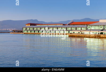 Paysage côtier avec les bâtiments modernes de Konak pier. Ville d'Izmir, Turquie Banque D'Images