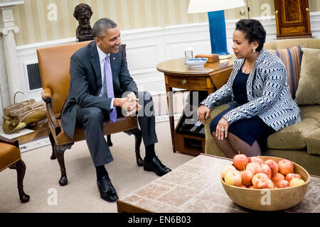 Columbia, États-Unis. Apr 27, 2015. Le président Barack Obama rencontre le procureur général nouvellement assermenté Loretta Lynch dans le bureau ovale à la Maison Blanche à Washington, District de Columbia, États-Unis, le lundi 27 avril, 2015. Credit : Pete Marovich/Piscine via CNP - AUCUN FIL SERVICE - © dpa/Alamy Live News Banque D'Images