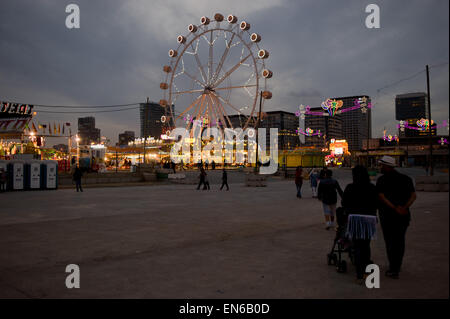 28 avril 2015 - Barcelone, Catalogne, Espagne - Une roue est vu dans l'enceinte du Forum Barcelone où la Feria de Abril est tenue le 28 avril 2015. La Feria de Abril est un traditionnel et folklorica juste célébré par la communauté andalouse créé en Catalogne. (Crédit Image : © Jordi Boixareu/Zuma sur le fil) Banque D'Images