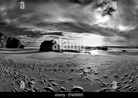 Le Portugal, l'Alentejo : dramatique paysage noir et blanc à la plage de Porto Covo Banque D'Images