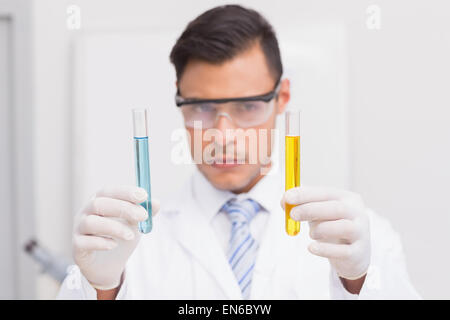 Scientist examining précipite dans des tubes Banque D'Images