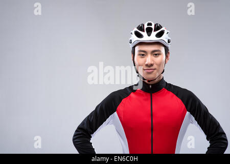 Jeune homme debout avec les mains sur les hanches avant de vtt Banque D'Images