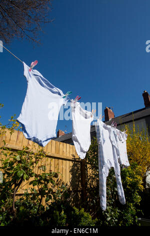 Bébé lave-linge séchant sur le jardin dans le pays de Galles UK Banque D'Images