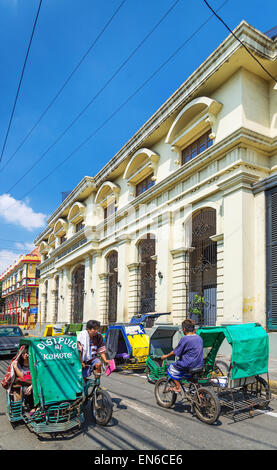 Tricycle des taxis dans la zone coloniale historique intramuros de Manille, Philippines Banque D'Images