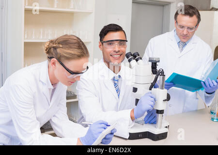 Les scientifiques travaillent ensemble concentré Banque D'Images