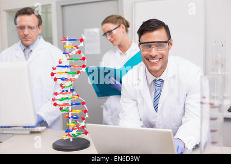 Collaboration scientifique avec ordinateur portable et ordinateur Banque D'Images