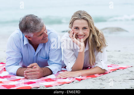 Heureux couple lying on a Blanket Banque D'Images