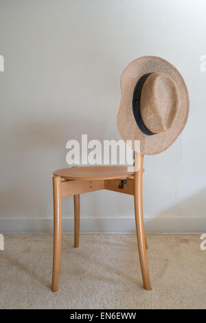 Les hommes de paille du fedora hat on chair Banque D'Images