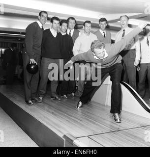 Fulham squad a frappé la piste de bowling pour une place de liens d'équipe. 29 Mars 1962 Banque D'Images