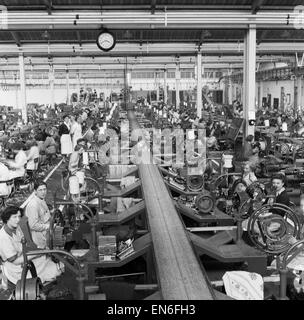 Photo pour accompagner la révolution 'Robot' qui s'est déroulé dans le journal Daily Mirror sur la semaine commençant le 27 juin 1955. Photo montre : certains des 185 enrouleurs à Brook Motors Ltd à Barnsley, dans le Yorkshire du Sud qui s'asseoir à côté de l'autre convention quatre Banque D'Images