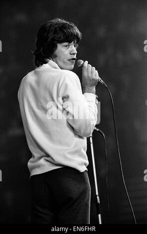 Le chanteur des Rolling Stones Mick Jagger sur scène au New Musical Express Poll Winners Concert à l'Empire Pool, Wembley. 11 avril 1965. Banque D'Images