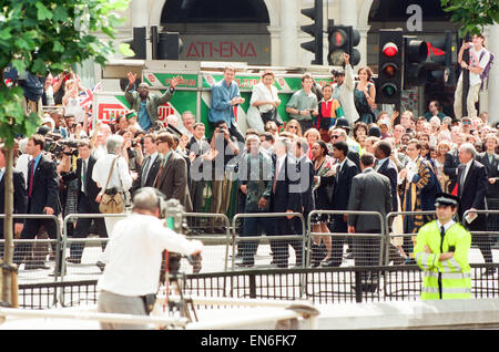 Le président sud-africain Nelson Mandela et le Prince et le duc de York vu ici au cours d'une promenade-sur à Trafalgar Square, avant d'aborder la foule depuis le balcon de la maison de l'Afrique du Sud, le dernier jour de sa visite d'état du Royaume-Uni 12e Banque D'Images