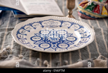 Vintage plaque pâque traditionnel, utilisé pendant la fête juive est show avec l'habbadah, fin et coloré yarmulke Banque D'Images