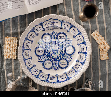 Vintage plaque pâque traditionnel, utilisé pendant la fête juive est show avec l'habbadah, fin et coloré yarmulke Banque D'Images